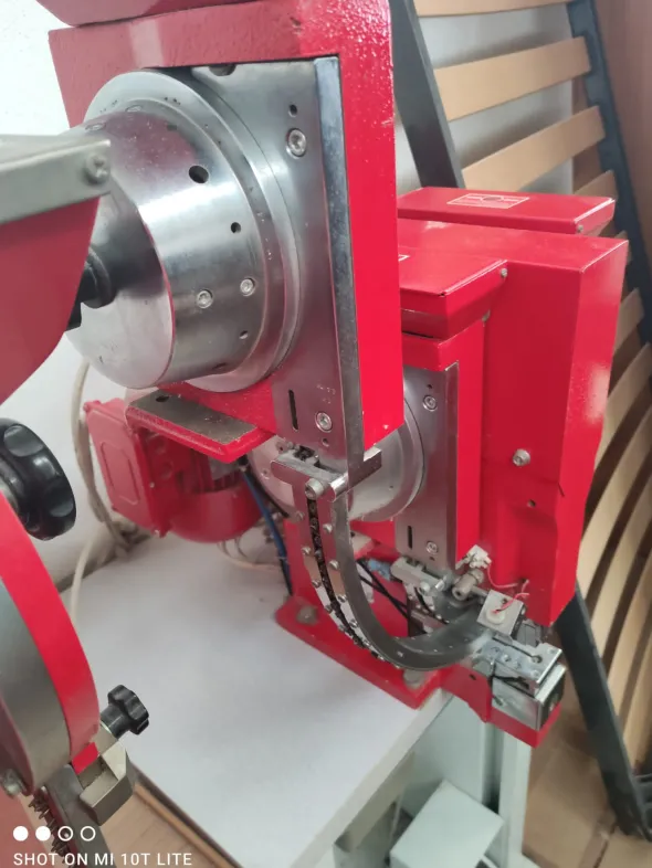 Macchina automatica a pressa per rivetti Fiocchi.