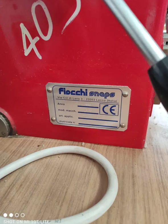 Macchina automatica a pressa per rivetti Fiocchi.