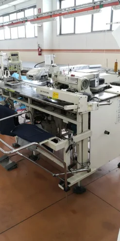 Macchina automatica per applicazione tasche