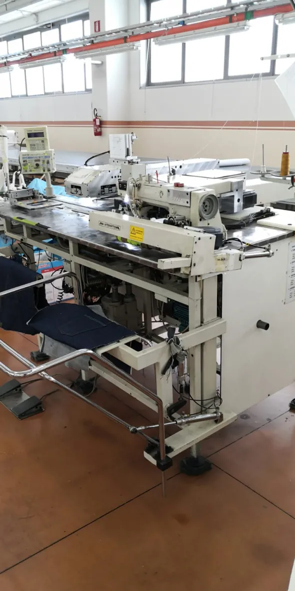 Macchina automatica per applicazione tasche