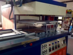 MACCHINA CONFEZIONATRICE E TERMOFORMATRICE MARCA APM