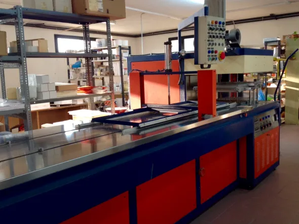 MACCHINA CONFEZIONATRICE E TERMOFORMATRICE MARCA APM