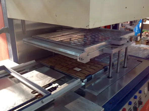 MACCHINA CONFEZIONATRICE E TERMOFORMATRICE MARCA APM
