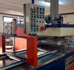 MACCHINA CONFEZIONATRICE E TERMOFORMATRICE MARCA APM