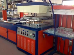 MACCHINA CONFEZIONATRICE E TERMOFORMATRICE MARCA APM