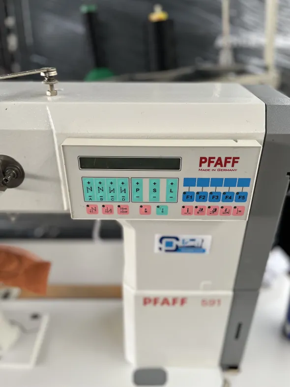 Macchina da cucire a colonna pfaff 591