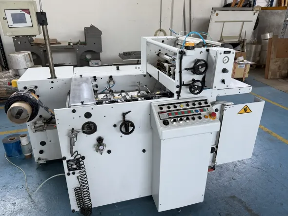 Macchina per la saldatura di etichette sleeve marca DCM