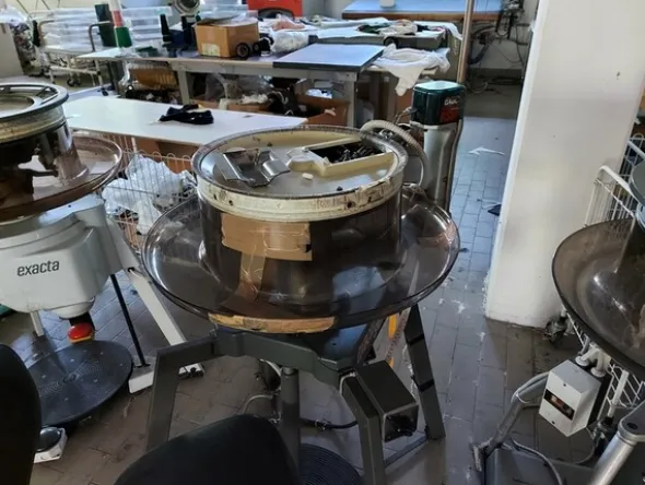 2#6201 Macchinari tessili e arredamento ufficio