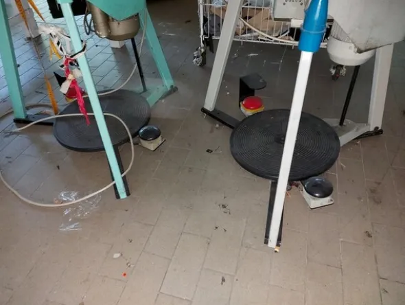 2#6201 Macchinari tessili e arredamento ufficio