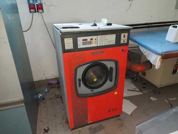 2#6201 Macchinari tessili e arredamento ufficio