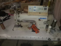Macchine da cucire Juki industriali ed attrezzatura