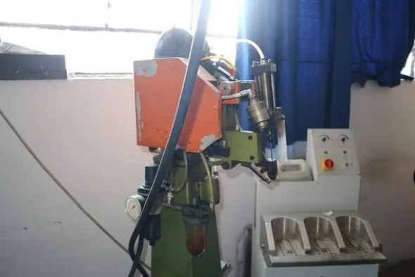 116#2183 Macchine per lavorazione scarpe Amic e Bombelli