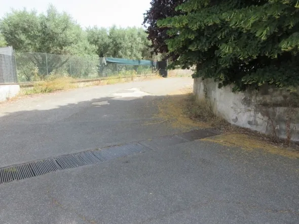 #14036 Magazzino con area di pertinenza