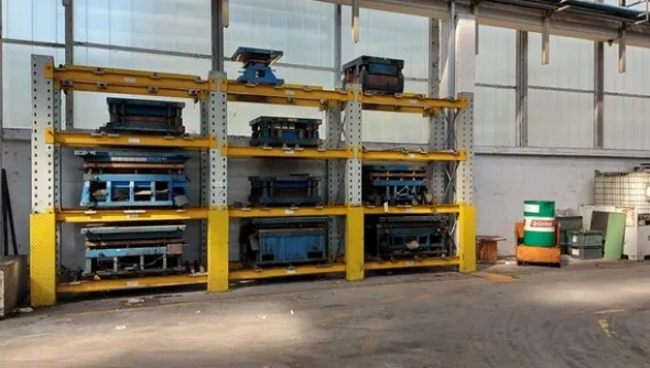 48#7179 Magazzino di stampi e scaffalature