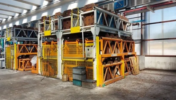 48#7179 Magazzino di stampi e scaffalature