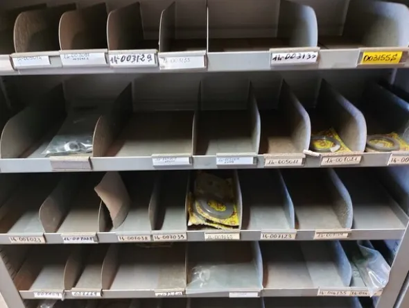 231#8002 Magazzino parti di ricambio assortiti