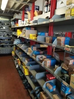 4#5357 Magazzino ricambi automobili