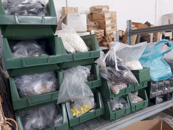 82#8109 Materie prime per il cucito e prodotti finiti