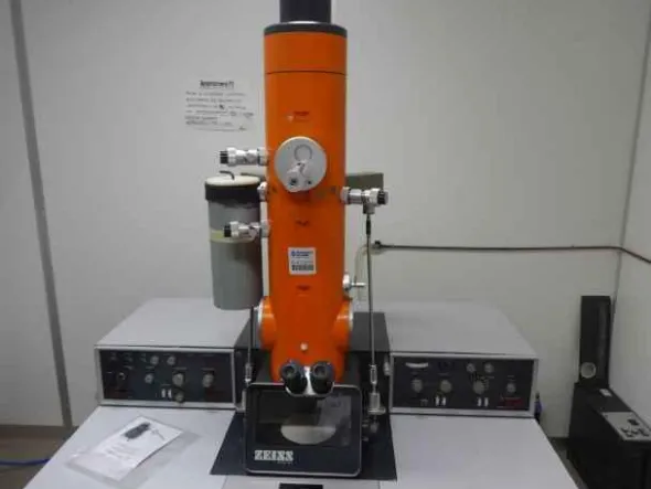 Microscopio elettronico Zeiss em-109