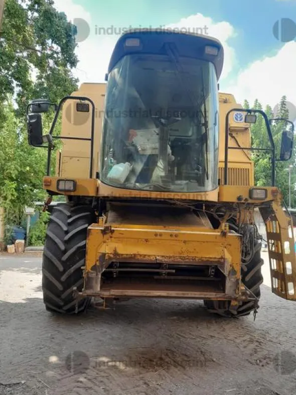 1#9176 Mietitrebbia New Holland TX64 e barre