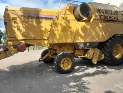 1#9176 Mietitrebbia New Holland TX64 e barre