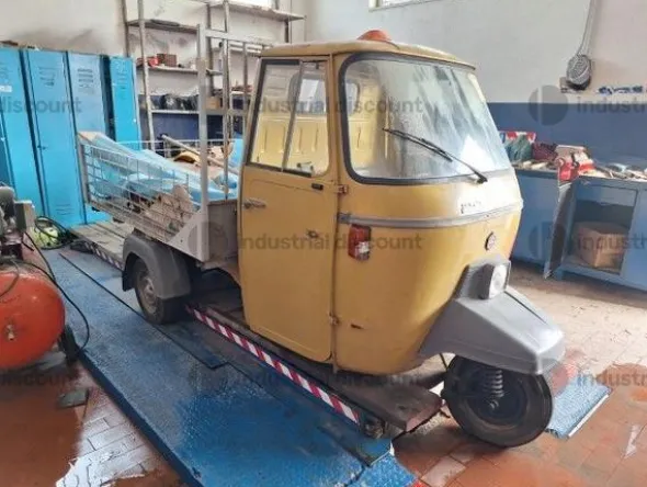 5#8903 Motocarro Piaggio 500