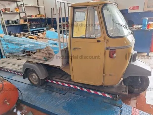 5#8903 Motocarro Piaggio 500