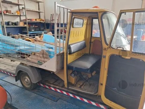 5#8903 Motocarro Piaggio 500