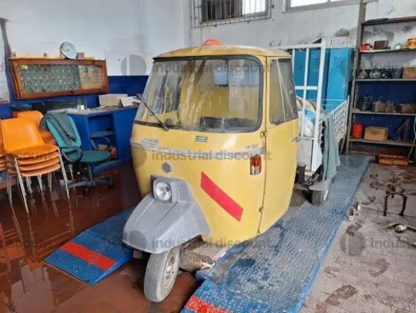 5#8903 Motocarro Piaggio 500
