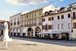 #24407 Negozietto showroom su piazza centrale