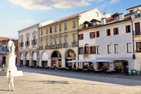 #24407 Negozietto showroom su piazza centrale
