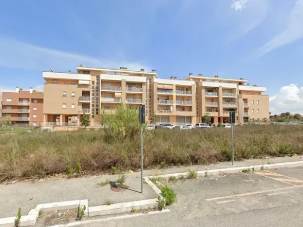 #24332 Negozio al grezzo con corte esclusiva e cantina(sub 3)