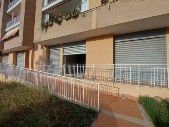 #24332 Negozio al grezzo con corte esclusiva e cantina(sub 3)