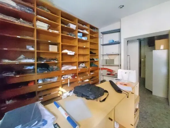 #20144 Negozio con magazzino in zona residenziale