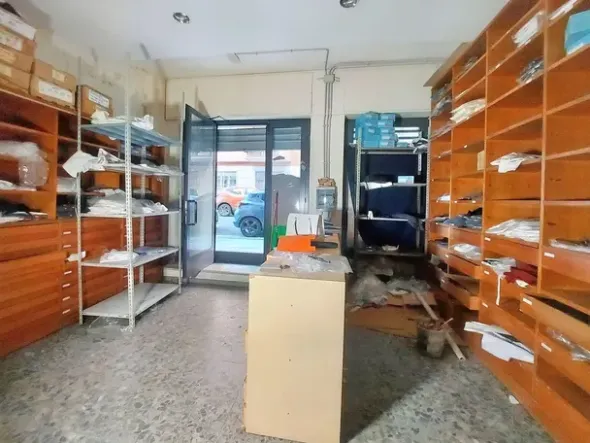 #20144 Negozio con magazzino in zona residenziale
