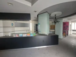 #2638635 Negozio con parcheggio