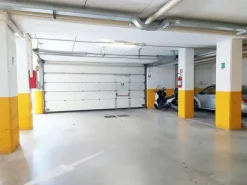 #22086 Negozio con ufficio, cantina e posti auto