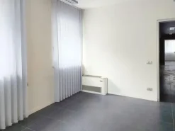 #22086 Negozio con ufficio, cantina e posti auto