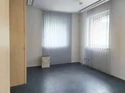#22086 Negozio con ufficio, cantina e posti auto