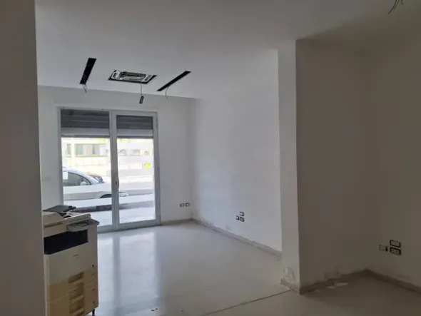 #26103 Negozio in zona residenziale