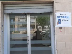 #26103 Negozio in zona residenziale