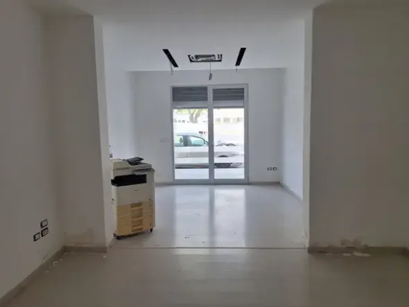 #26103 Negozio in zona residenziale