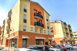#2536114 Negozio (sub 205) in edificio polifunzionale