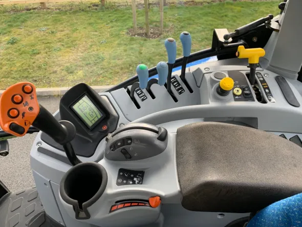 NEW HOLLAND T6080