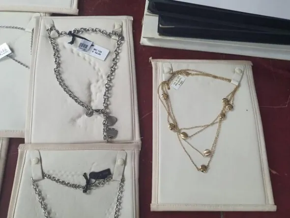 1#5945 Orecchini Moschino e ciondoli 2 Jewels