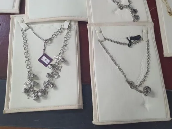 1#5945 Orecchini Moschino e ciondoli 2 Jewels