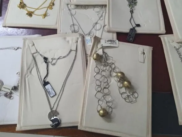 1#5945 Orecchini Moschino e ciondoli 2 Jewels
