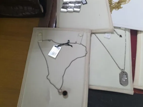 1#5945 Orecchini Moschino e ciondoli 2 Jewels