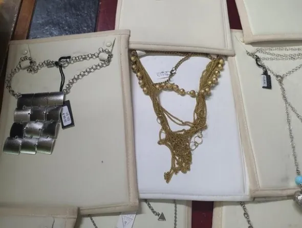 1#5945 Orecchini Moschino e ciondoli 2 Jewels