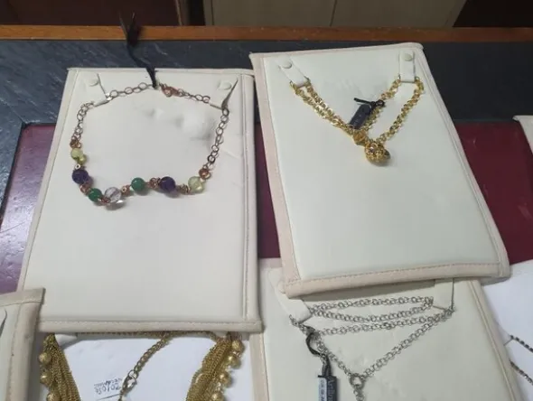 1#5945 Orecchini Moschino e ciondoli 2 Jewels